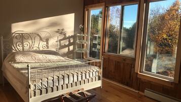 3 bedrooms, desk, iron/ironing board, WiFi