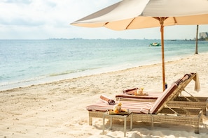 En la playa, arena blanca, camas de playa gratis