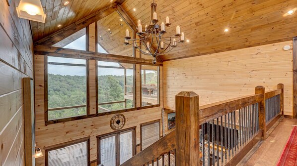 Interior - 4 Leaf Clover -Massive Views, Dog Friendly, King Beds (Blue Ridge)