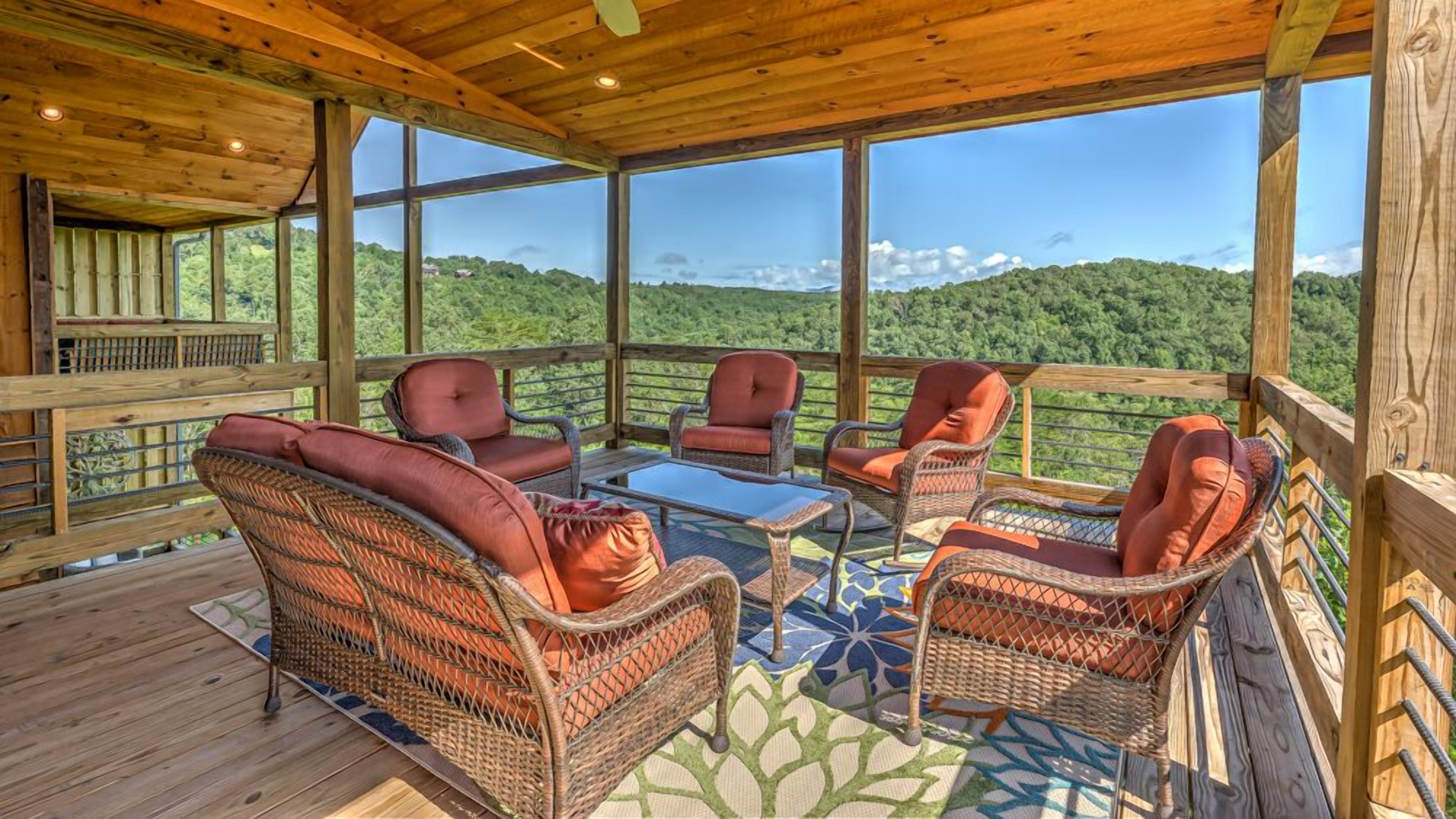 4 Leaf Clover - Pet Friendly | Mountain & River Views | Hot Tub | Pickleball Court | FirePit