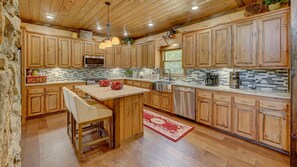 Fridge, microwave, oven, stovetop - 4 Leaf Clover -Massive Views, Dog Friendly, King Beds (Blue Ridge)