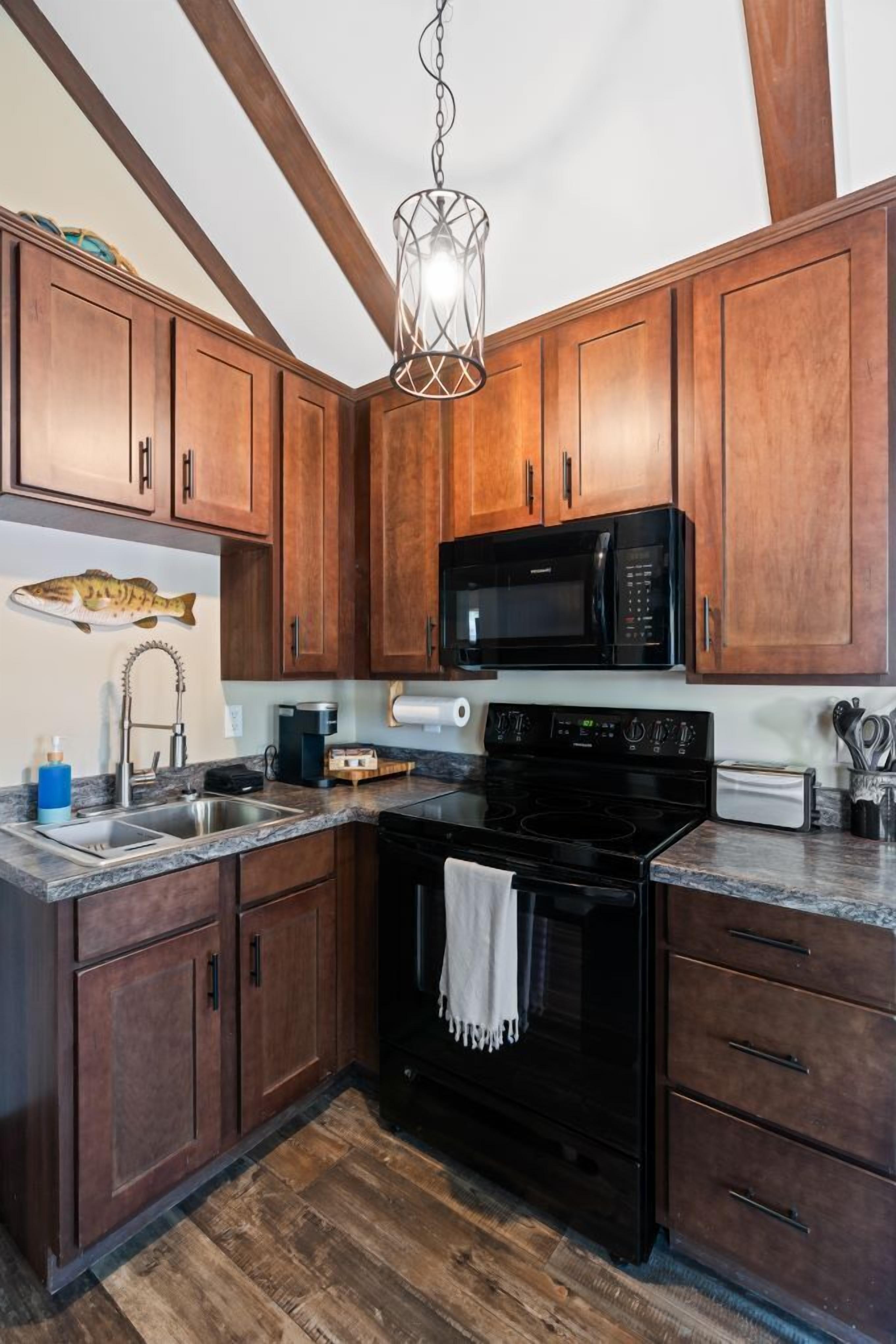Microwave, cookware/dishes/utensils