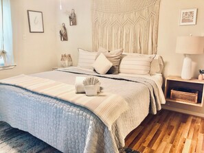 3 bedrooms, iron/ironing board, WiFi, bed sheets - King Suite+Deck+Coffee (Galveston)