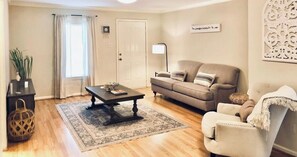 Smart TV, books - King Suite+Deck+Coffee (Galveston)