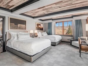 2 habitaciones, caja de seguridad en la habitación y escritorio 