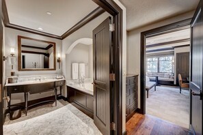 Badewanne, Whirlpool, Haartrockner, Handtücher