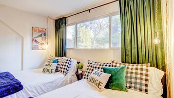 4 bedrooms, desk, iron/ironing board, free WiFi