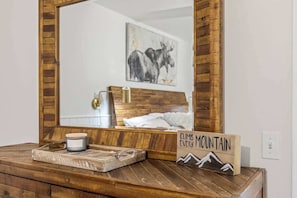 4 habitaciones, escritorio y tabla de planchar con plancha 