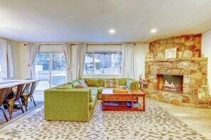 Smart TV, fireplace, ping pong, books