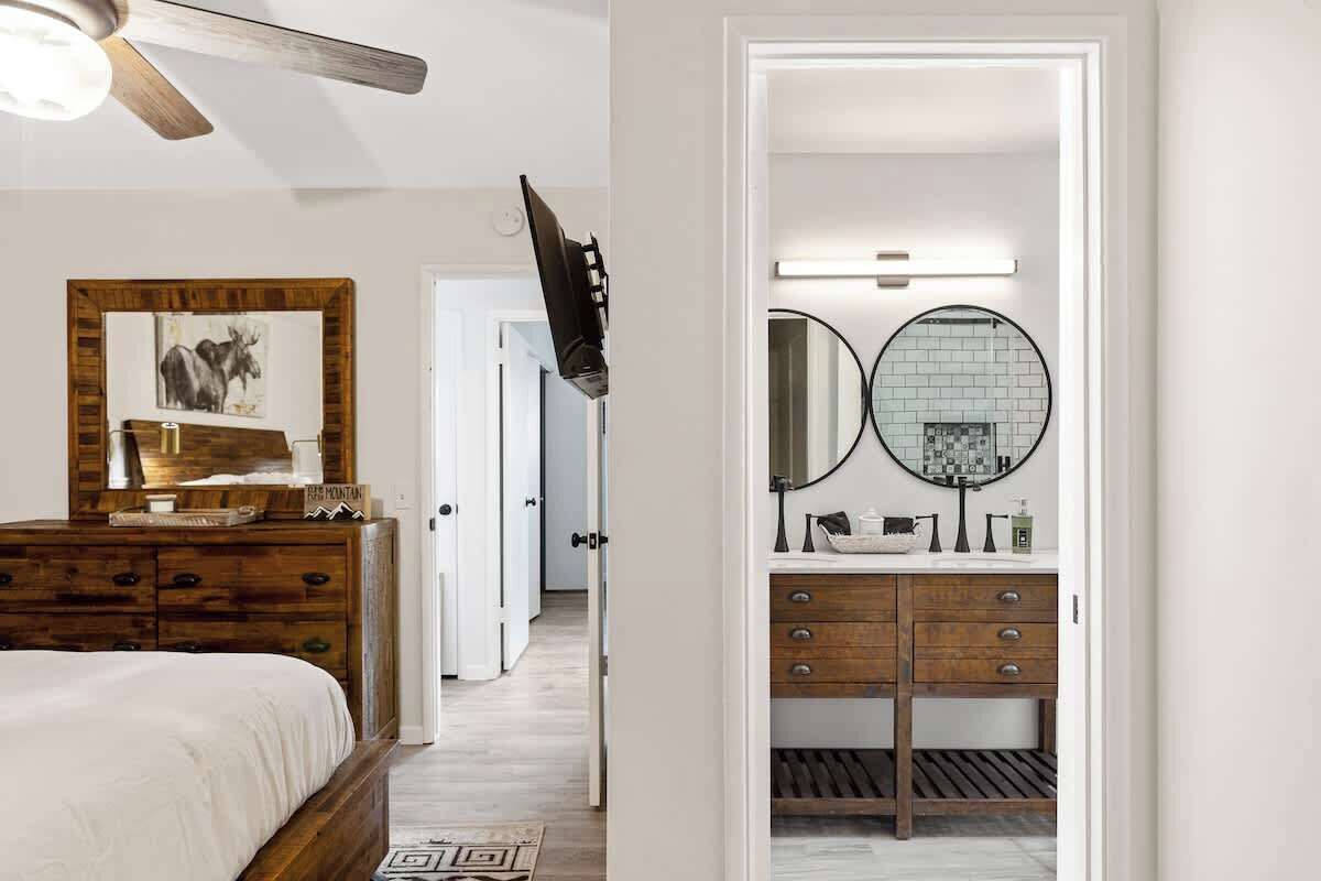 4 habitaciones, escritorio y tabla de planchar con plancha 