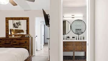 4 habitaciones, escritorio y tabla de planchar con plancha