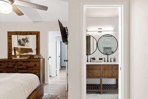 4 Schlafzimmer, Schreibtisch, Bügeleisen/Bügelbrett, Reisekinderbett