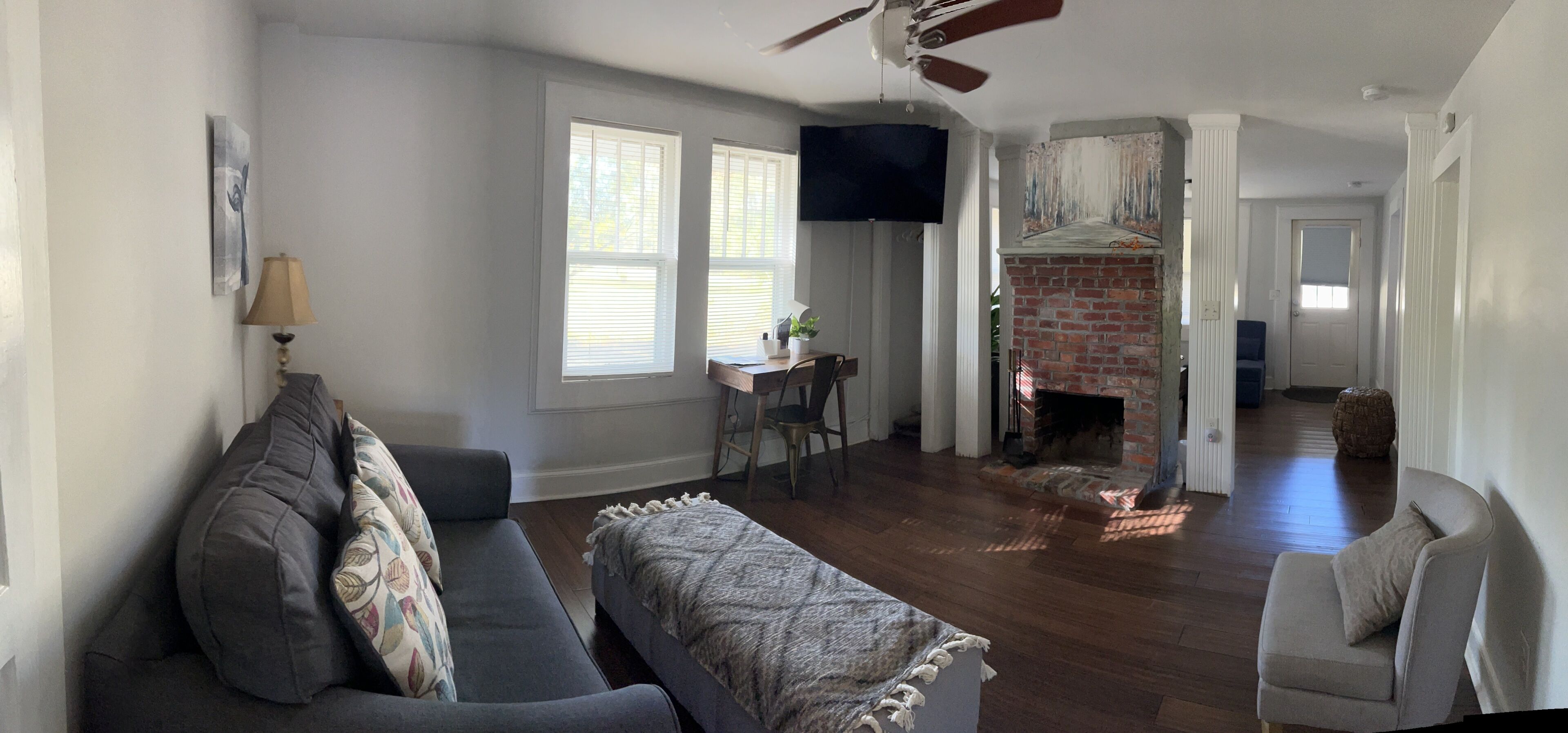 TV connectée, cheminée, livres