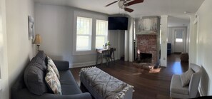 Téléviseur connecté, foyer, livres