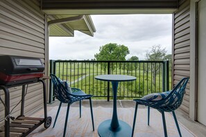 Terrace/patio - Golf Course Views, Quiet, Comfy, Pet-Friendly at Holiday Hills Golf & Resort (Branson)