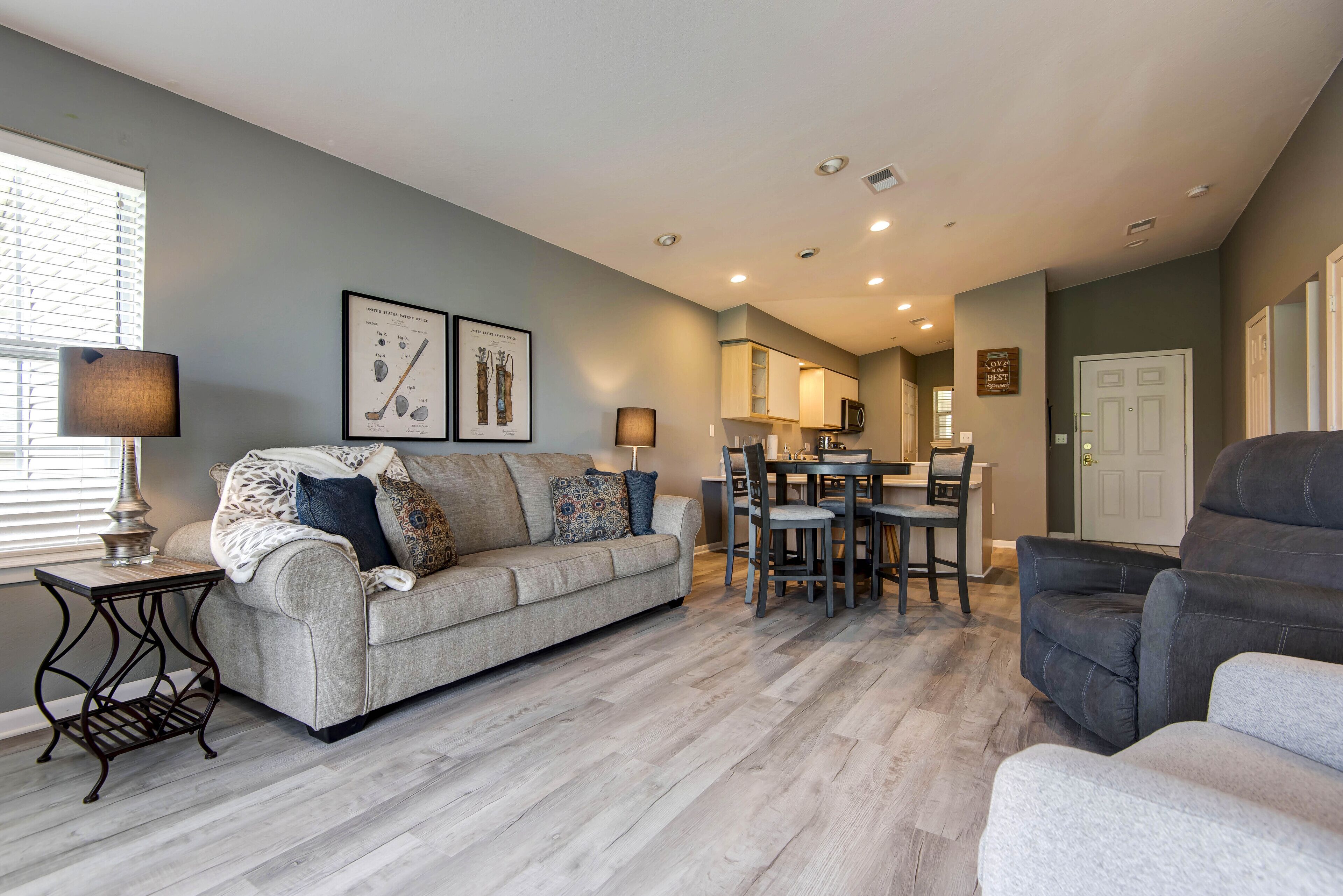 Smart TV, futbolito, mesa de ping pong, libros