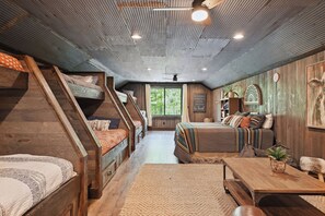 5 Schlafzimmer, Schreibtisch, Bügeleisen/Bügelbrett, Reisekinderbett