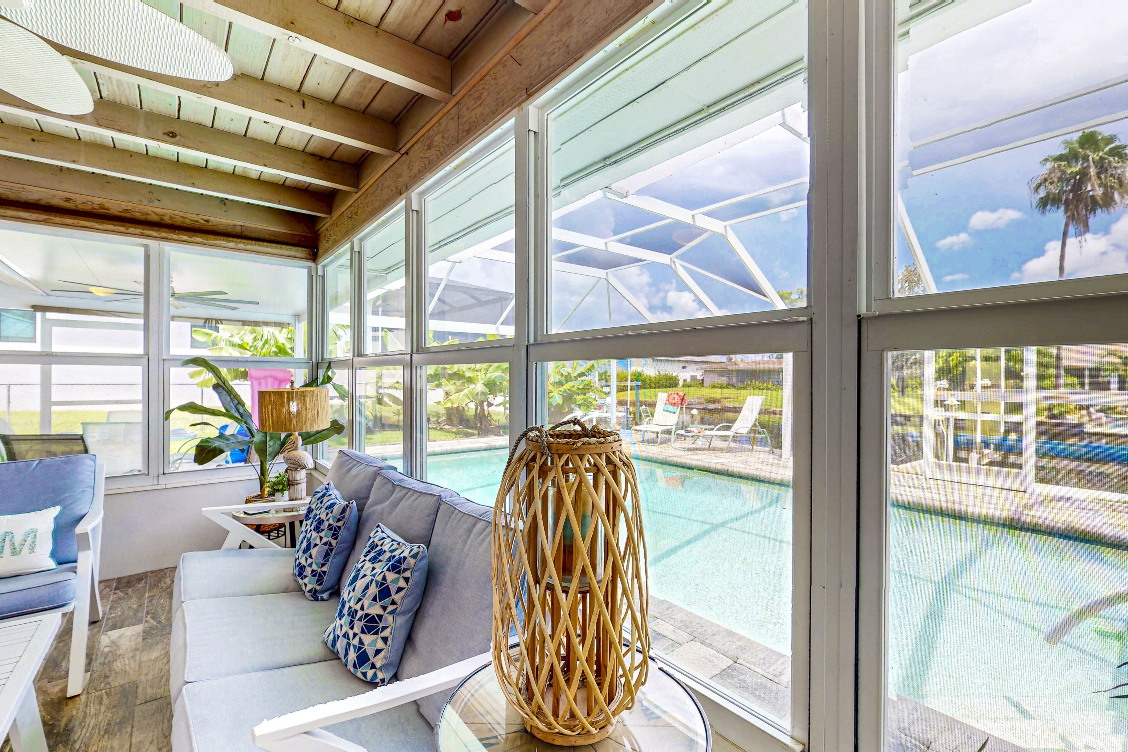 المنشأة من الداخل