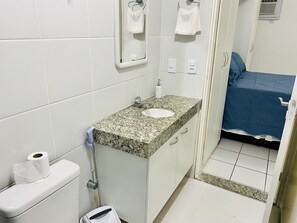 Doccia, asciugamani, carta igienica