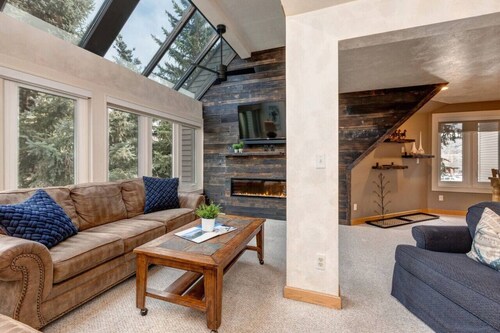 Ski-In /Ski Out  *3 Bedroom, Pool and Hot Tub