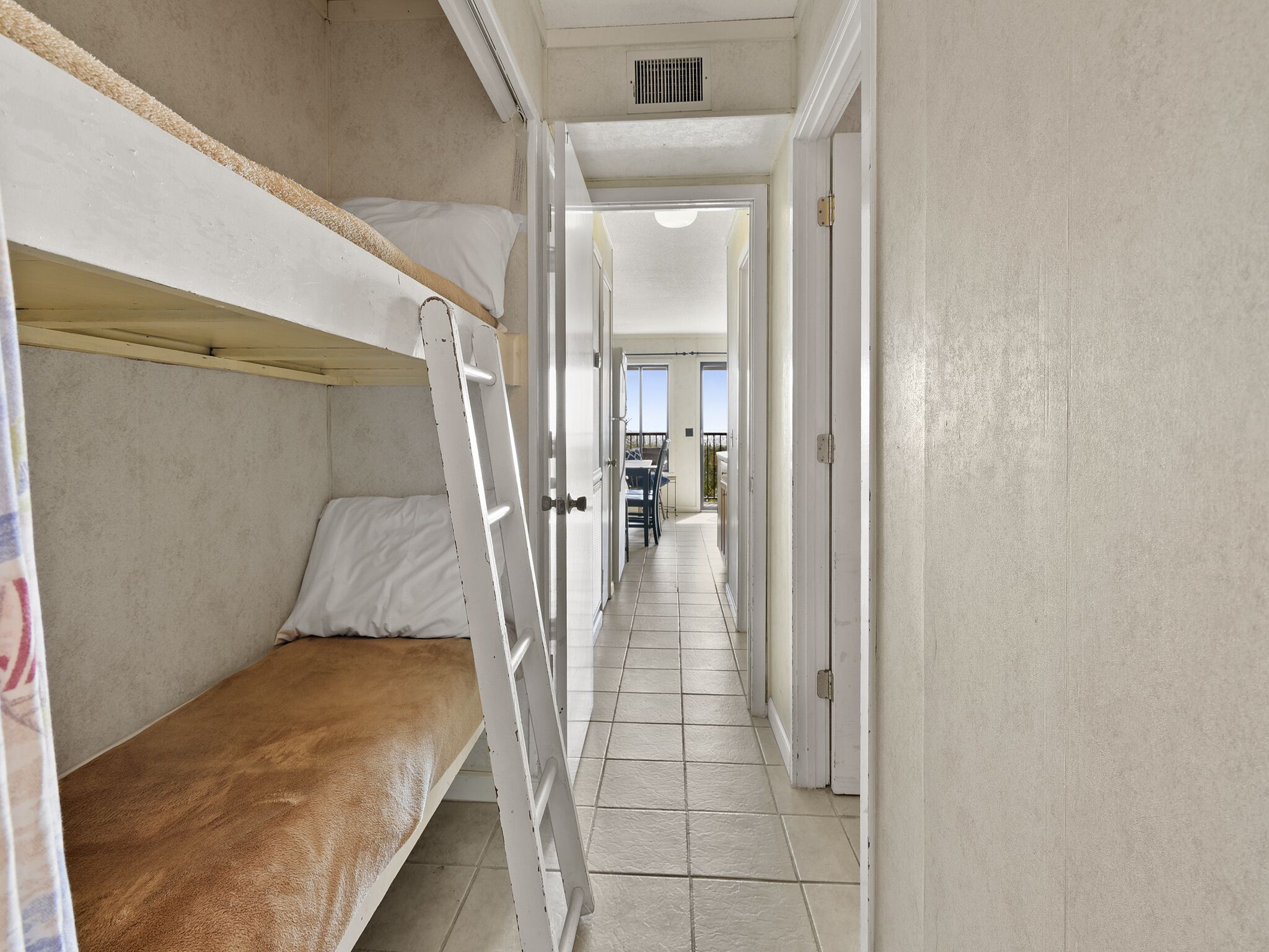 Apartment, Mehrere Betten, Poolzugang, Strandblick (#105 - No Pets) | 1 Schlafzimmer, Bügeleisen/Bügelbrett, individuell dekoriert