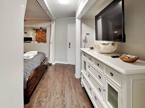 Condo, 1 cama King e sofá-cama, sacada, vista para o oceano (#B340 - No Pets) | 1 quarto, individualmente decorados, individualmente mobiliados