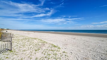 På stranden