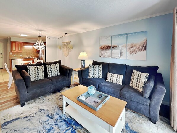 Appart'hôtel, plusieurs lits, balcon (#C10 - No Pets) | Coin séjour