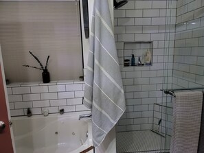 Bathtub, towels, soap, shampoo