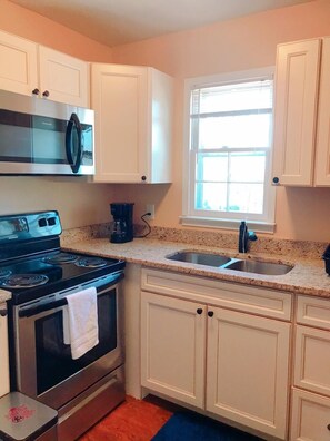 Fridge, microwave, oven, stovetop - Beautiful  apartment in Historic Downtown area, perfect for long term stays  (Greensboro)