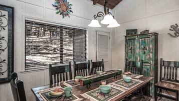 Kabin, Beberapa Tempat Tidur, perapian, pemandangan sungai | Tempat makan