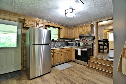 Moonshine Cabin with a nice yard on the creek in the shadows of the Smokies 
