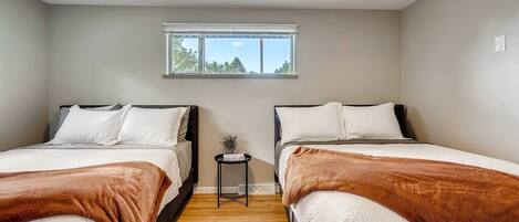 4 bedrooms, iron/ironing board, WiFi, bed sheets