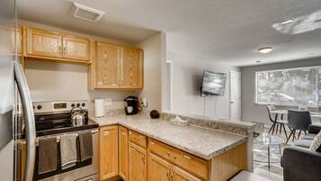 Geladeira, micro-ondas, fogão, cooktop