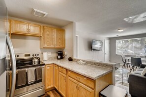 冷蔵庫、電子レンジ、オーブン、コンロ