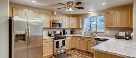 Een koelkast, een magnetron, een oven, een kookplaat