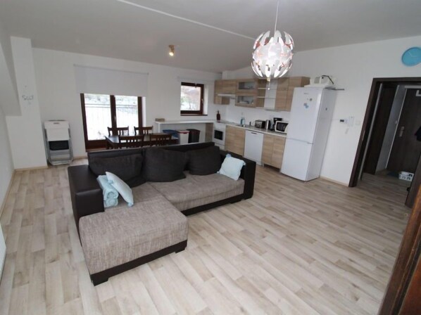 Un appartement moderne comprenant un salon, un coin repas et une cuisine.