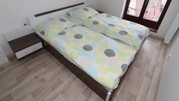 2 bedrooms, desk, WiFi