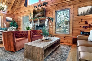 Smart TV, chimenea y libros 