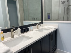 Shower, hair dryer, towels, soap - JANUARY 2026, 30 day stay required... 3 bedroom w/ office... priv. pool & spa! (Naples)