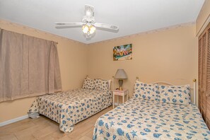 2 habitaciones, escritorio y tabla de planchar con plancha