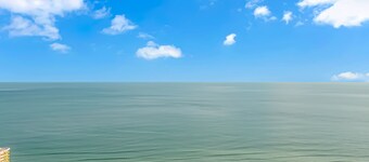 King Bed - Private Deck - Walk To Beach - Arcade - Dogs OK - Baby Gear - Laundry