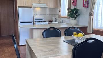 Deluxe-huvila | Yksityinen keittiö | Jääkaappi, mikroaaltouuni, uuni, liesi