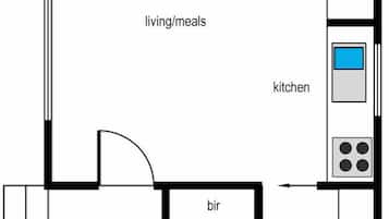 Un plan d’étage comprenant un espace de vie/repas, une cuisine, deux lits superposés, une salle de bain, un grand lit, un balcon et une pièce séparée étiquetée « bir ».