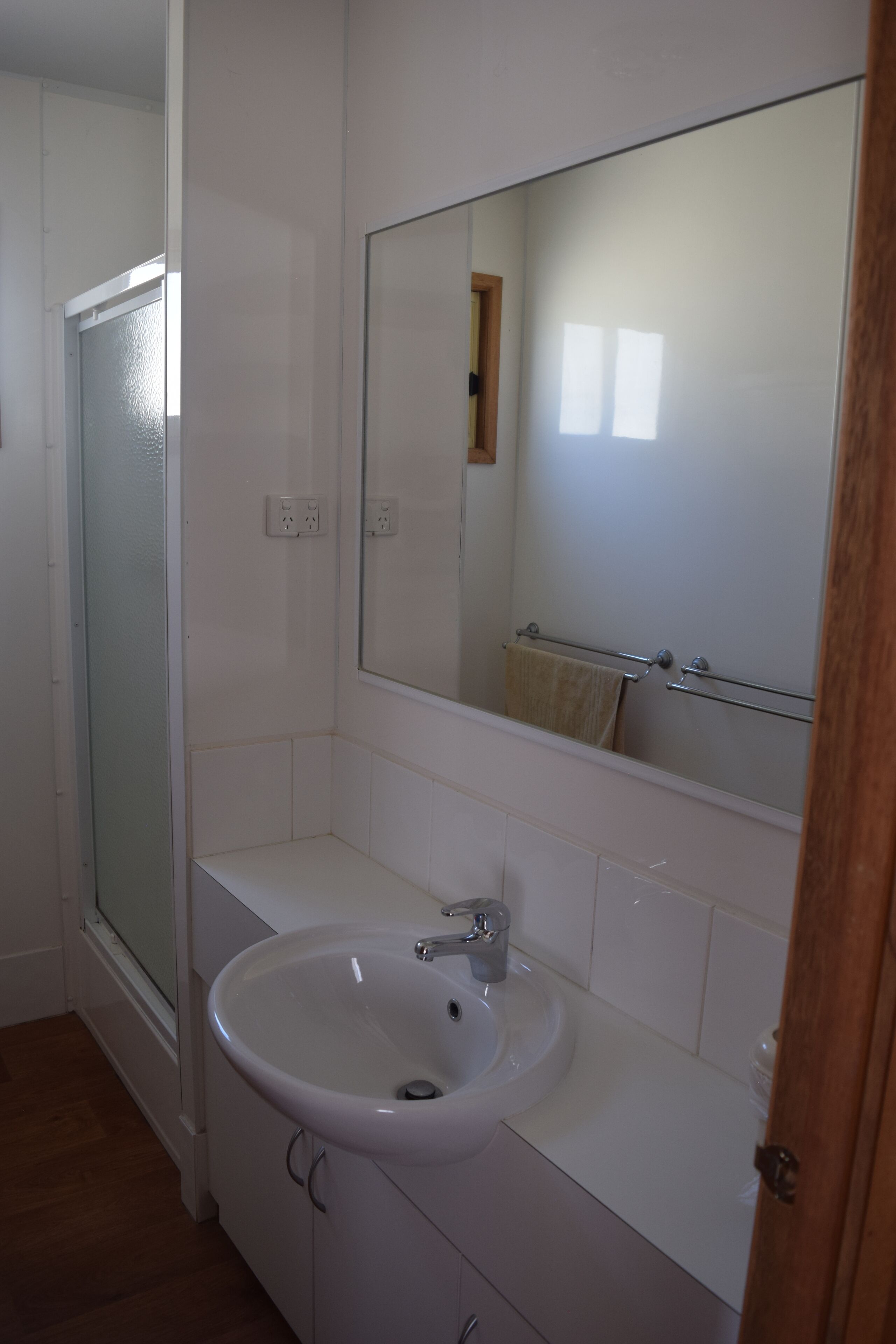 Chuveiro, produtos de toalete grátis, toalhas de banho 