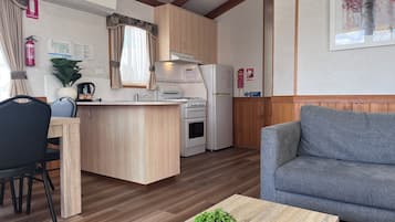 Family Villa | Private kitchen | Fridge, microwave, oven, stovetop