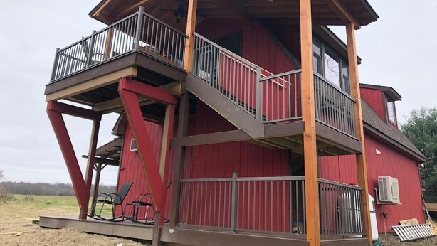 A two-story red building with a balcony on the upper level. - Red Barn Retreat - Shawangunk Mountains Getaway (Gardiner)