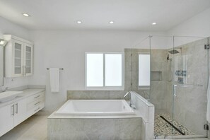 Badewanne, Haartrockner, Bidet, Handtücher