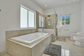 Tina, secadora de cabello, bidet, toallas 