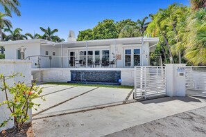 Terrace/patio - Casa Alinna☀️HEATED Pool-Spacious Private Fort Lauderdale Beach House Kayak/Park (Fort Lauderdale)